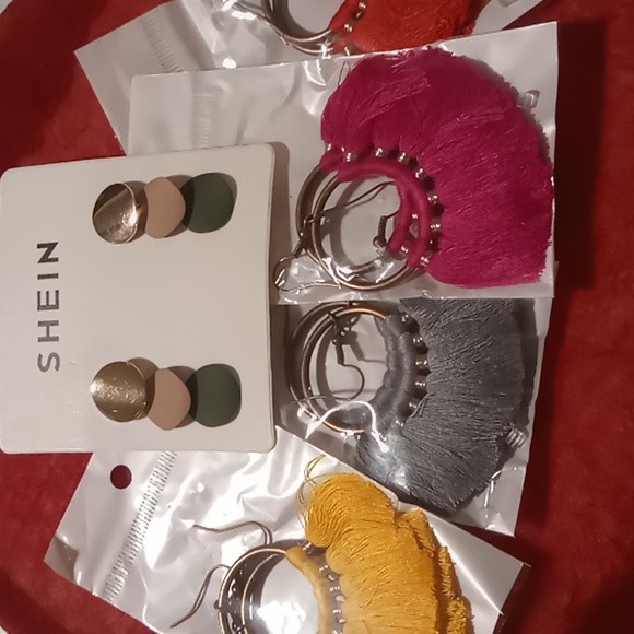Shein earrings 5 pair a color for everyday of the week. brass color hoop - Picture 1 of 6